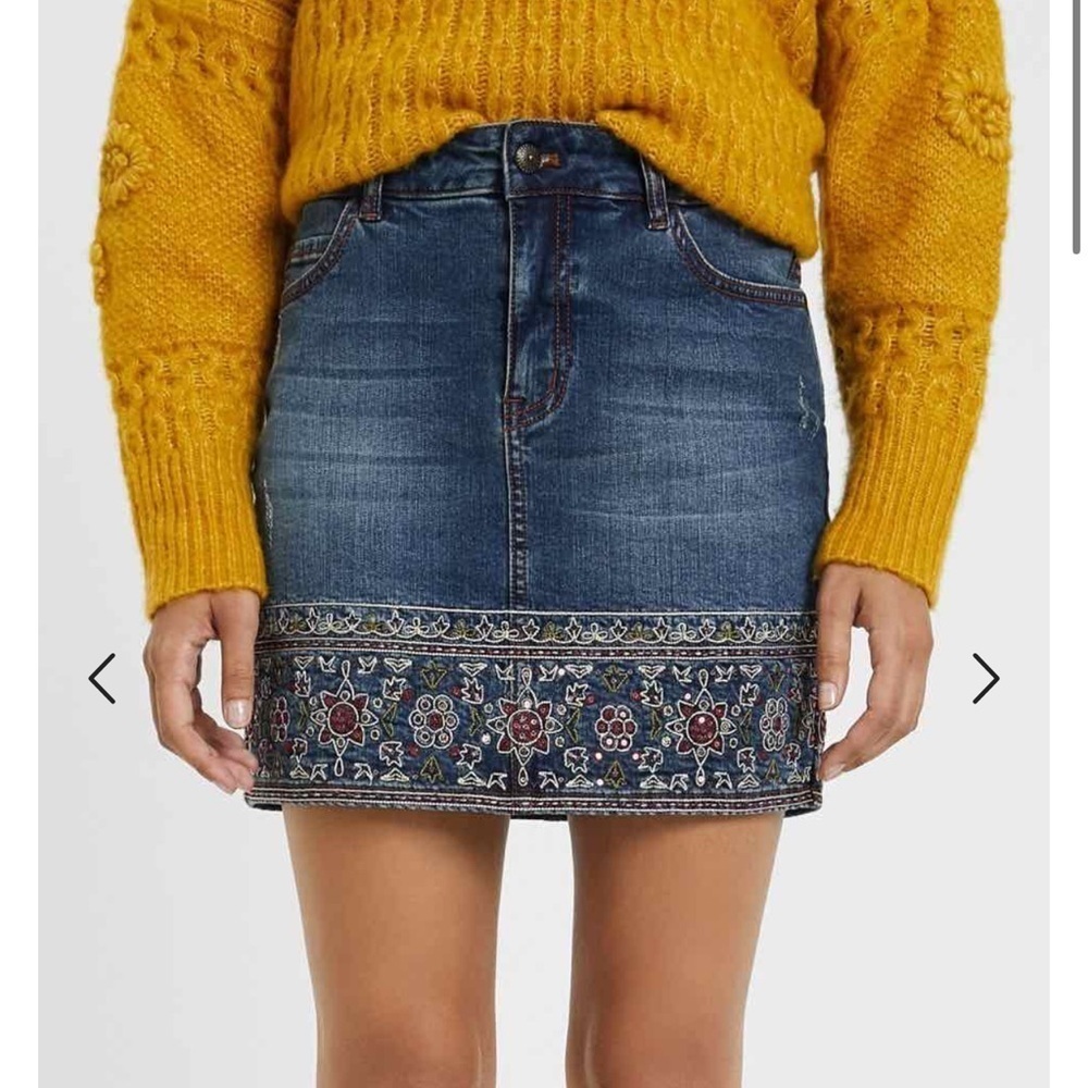 Desigual Embroidered Denim Skirt
"Denver" blue jean 29